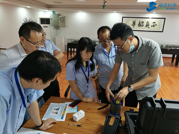 我司工程師現場介紹安裝手持式合金元素分析儀