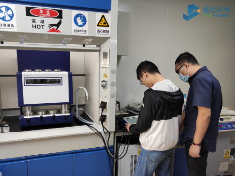 我司工程師和實驗室工作人員培訓操作